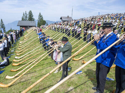Record pour un millier d'adeptes du cor des Alpes à Nidwald