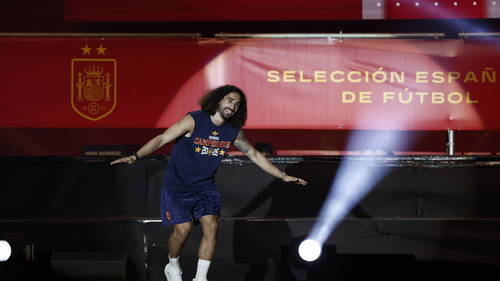 Comme promis, Cucurella se tatoue le visage de De La Fuente