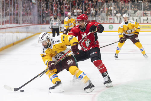 Josh Jooris (GSHC), gauche, lutte pour le puck avec Romain Loeffel (LHC), droite, lors du match du championnat suisse de hockey sur glace de National League entre Lausanne HC (LHC) et Geneve-Servette HC (GSHC) ce mercredi 30 septembre 2026 a la patinoire de la Vaudoise Arena a Lausanne. (KEYSTONE/Cyril Zingaro)