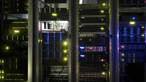 Voix clonées par IA: 25 doubleurs obtiennent le retrait de contenus