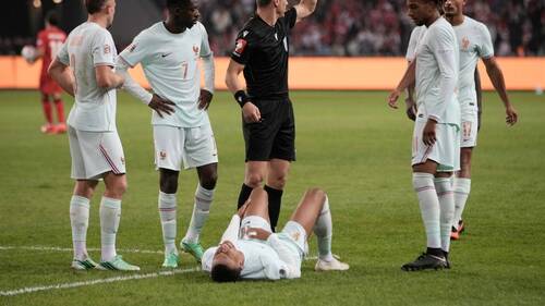 Mbappé souffre d'une "hyperextension du genou gauche"