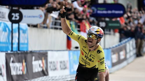 Wout van Aert plus fort que Pogacar sur les pavés