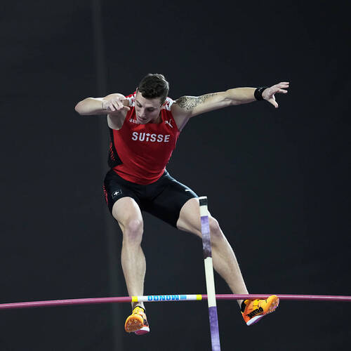 Simon Ehammer offre un quatrième titre mondial en salle à la Suisse