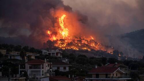 Un feu menace une station balnéaire prisée en Grèce