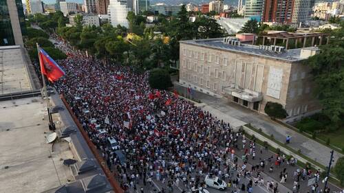 Poursuite des manifestations contre un projet lié à Trump
