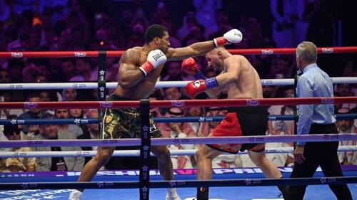 Joshua finit par l'emporter par KO face à Prenga