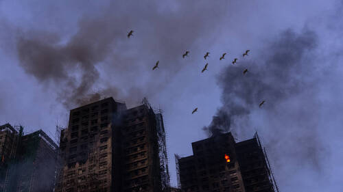 Incendie de Hong Kong: 128 morts selon un nouveau bilan