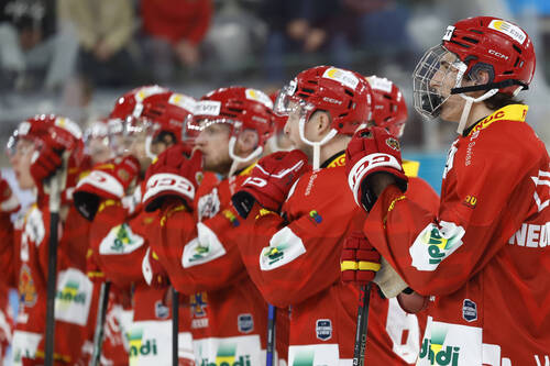 Jonah Neuenschwander (EHCB), vorne, und seine Teamkollegen nach der Niederlage im Eishockey Meisterschaftsspiel der National League zwischen dem EHC Biel und dem HC Lugano, am Samstag, 10. Oktober 2026, in der Tissot Arena in Biel. (KEYSTONE/Peter Klaunzer)