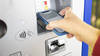Paiements: la carte de débit prend le pas sur l'argent liquide