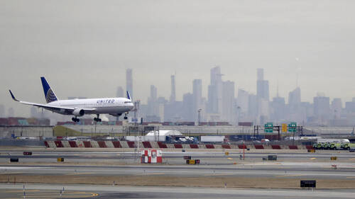 Un avion United Airlines atterrissant à Newark heurte un camion