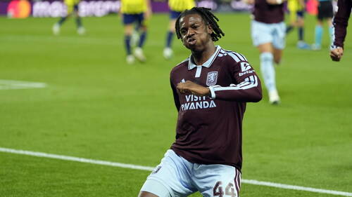 Johan Manzambi marque encore, Aston Villa s'impose