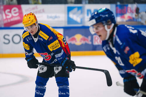 PostFinance Top Scorer Sandro Schmid (HCFG), lors du match du championnat suisse de hockey sur glace de National League entre le HC Fribourg Gotteron, HCFG, et le Geneve Servette Hockey Club, GSHC, ce mardi 25 novembre 2025 a la BCF Arena a Fribourg. (PostFinance/KEYSTONE/Adrien Perritaz)