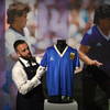 Près de 9,3 millions de dollars pour un maillot porté par Maradona