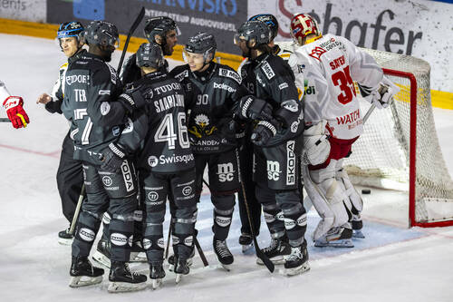 Les joueurs genevois laissent eclater leur joie, lors du match du championnat suisse de hockey sur glace de National League entre Geneve-Servette HC, GSHC, et EHC Biel-Bienne, EHCB, ce jeudi 5 mars 2026 a la patinoire de la Les Vernets a Geneve . (KEYSTONE/Martial Trezzini)