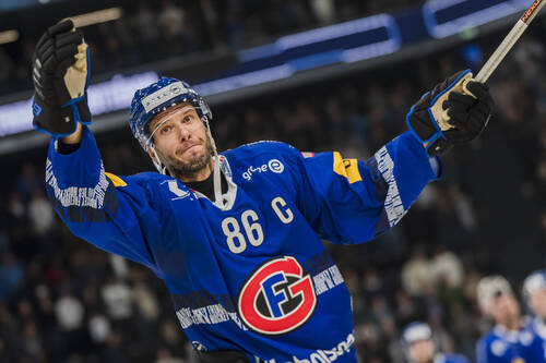 Julien Sprunger (HCFG) jubelt nach dem Eishockey Meisterschaftsspiel der National League zwischen dem HC Fribourg-Gotteron (HCFG) und dem EHC Biel (EHCB) am Samstag 13. Seeptember 2025 in der BCF-Arena in Freiburg.(KEYSTONE/Til Buergy)