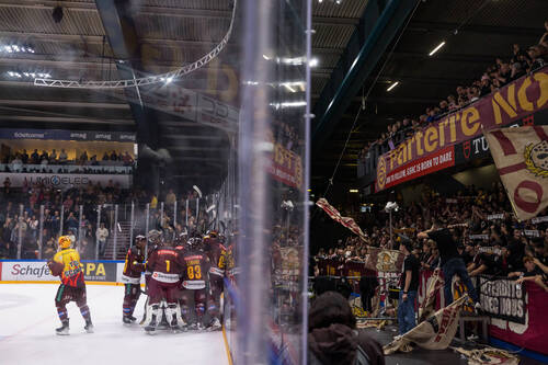 Les joueurs genevois remercient le public a la fin du match du championnat suisse de hockey sur glace de National League entre Geneve-Servette HC, GSHC, et HC Davos, HCD, ce samedi 10 octobre 2026 a la patinoire Les Vernets a Geneve. (KEYSTONE/PIERRE ALBOUY)