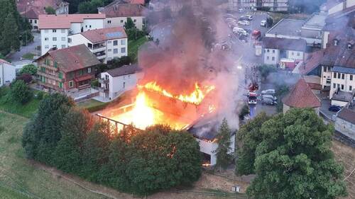 Une halle de gymnastique détruite par les flammes à Romont (FR)