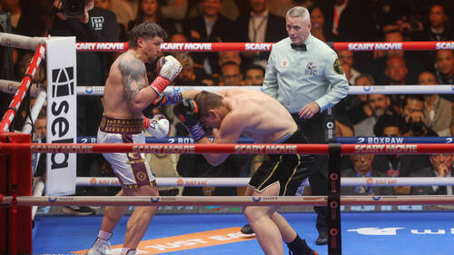 Usyk vacille contre Verhoeven mais conserve ses ceintures