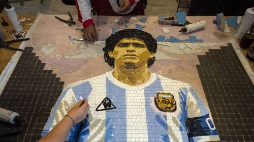 Argentine: deux soeurs et l'avocat de Maradona accusés de fraude