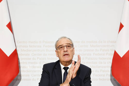 Bundespraesident Guy Parmelin gibt waehrend einer Medienkonferenz seinen Ruecktritt aus dem Bundesrat bekannt, am Freitag, 2. Oktober 2026 in Bern. (KEYSTONE/Peter Klaunzer)