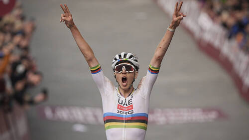 Tadej Pogacar remporte une fois de plus les Strade Bianche