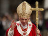Hommage du pape au "bien-aimé" Benoît XVI devant les fidèles place