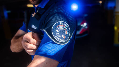 Un conducteur roulant à contresens heurte une voiture de police