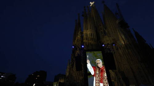 Léon XIV bénit la plus haute tour de la Sagrada Familia