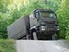 Un camion militaire se renverse dans le Jura bernois