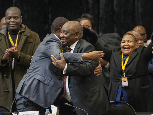 Cyril Ramaphosa réélu président de l'Afrique du Sud