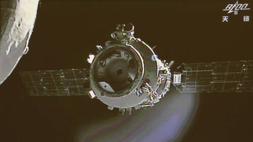 La Chine lance un vaisseau de secours vers ses astronautes