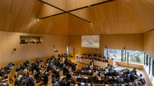 VD: les députés acceptent de baisser le salaire des fonctionnaires