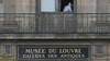 La direction du Louvre défend la qualité des vitrines fracturées