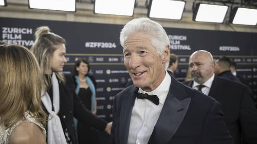 Richard Gere accueilli à Zurich par des centaines de fans
