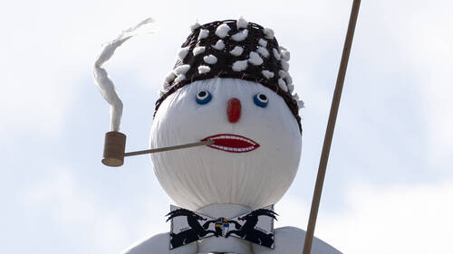 Les Zurichois ont brûlé le bonhomme hiver au Sechseläuten