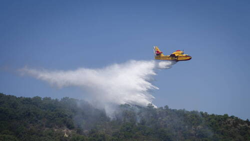 Dans le sud de l'Europe, les pompiers luttent contre des incendies