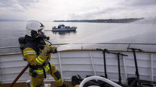 Exercice de sauvetage sur un bateau de la CGN au large de Versoix