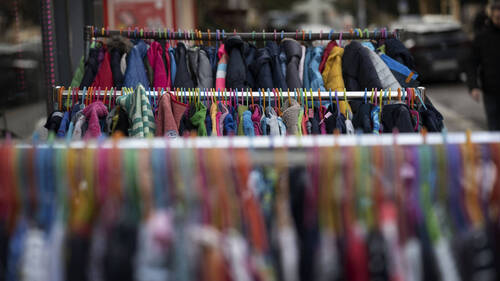 Les fonctionnaires offrent plus de quatre tonnes de vêtements