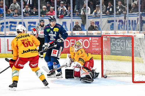 Goalie Luca Boltshauser (SCL) makes a save against Nathan Schnarr (HCAP), during the regular season National League game between HC Ambri Piotta and SCL Tigers Piotta at the ice stadium Gottardo Arena, Switzerland, October 1, 2026. (KEYSTONE/Ti-Press/Andrea Branca)