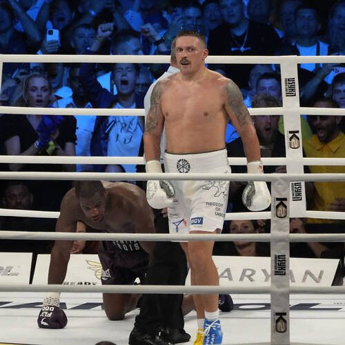 Bousculé, Usyk reste le roi des lourds