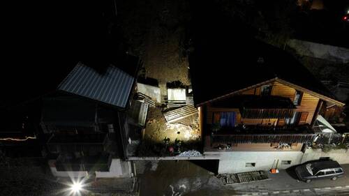 Malders GR: maison ensevelie en partie par un glissement de terrain