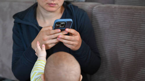 Aucun lien entre téléphone portable et cancer démontré, dit l'ANSES