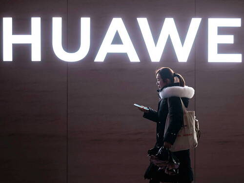 Huawei dévoile le premier portable au monde pliable en trois