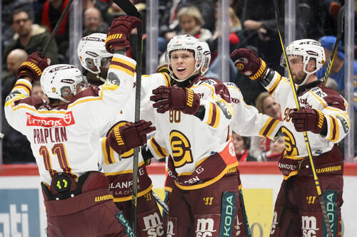 Simas Ignatavicius (GSHC), centre, celebre son but du o a 2 avec ses coequipiers lors du match du championnat suisse de hockey sur glace de National League entre Lausanne HC, LHC, et Geneve-Servette HC, GSHC, ce mercredi 14 janvier 2026 a la patinoire de la Vaudoise Arena a Lausanne. (KEYSTONE/Laurent Gillieron)
