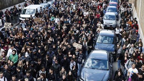 Italie: des milliers de jeunes et de travailleurs manifestent