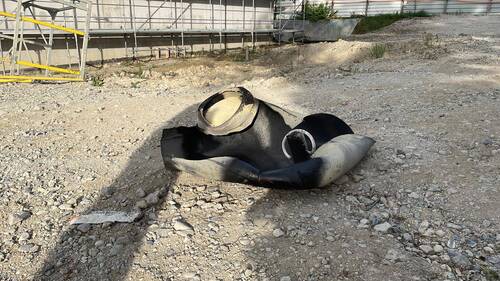 Une des cinq bonbonnes qui ont explosées, à proximité du bâtiment.