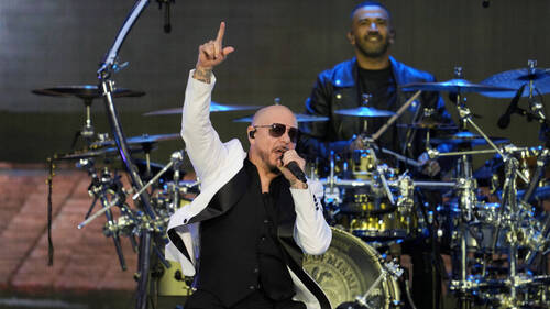 Un record pour Pitbull grâce à une foule de faux chauves