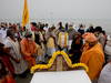 Des milliers d'hindous réunis au bord du Gange, défiant le Covid-19