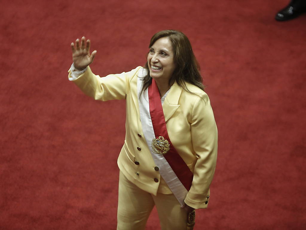 Dina Boluarte Première Présidente Du Pérou