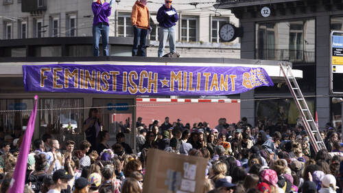 Près de 1000 femmes manifestent à Zurich: dégâts matériels